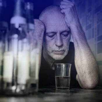 мужчина держится за голову